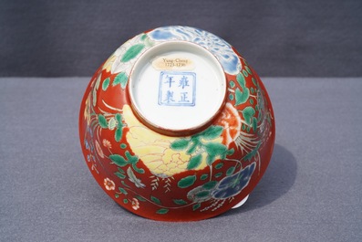 Un bol en porcelaine de Chine falancai &agrave; fond rouge de corail, marque et poss. &eacute;poque de Yongzheng